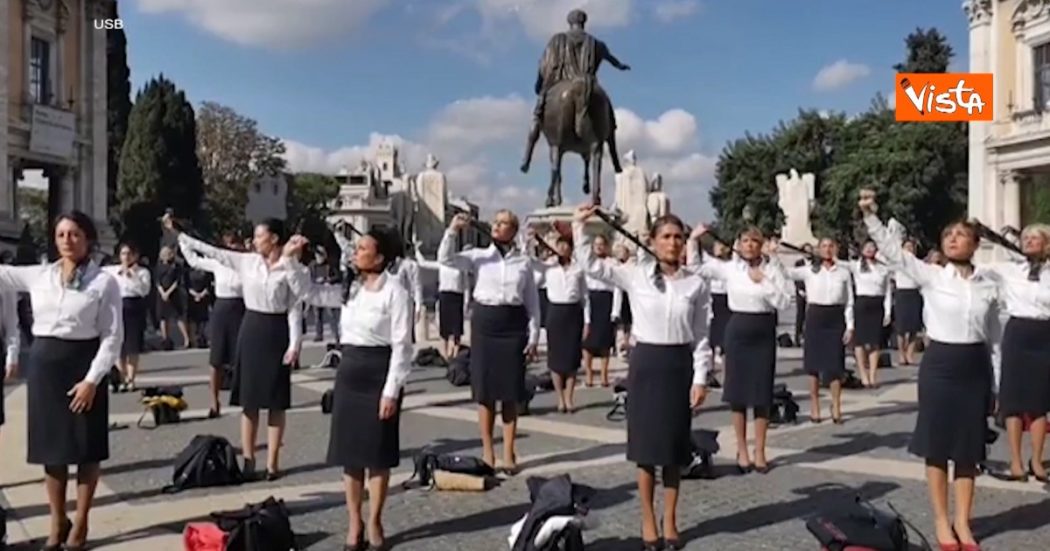 Le hostess Alitalia si spogliano in piazza, la protesta silenziosa davanti al Campidoglio: “Qui anche per i colleghi con contratti umilianti”