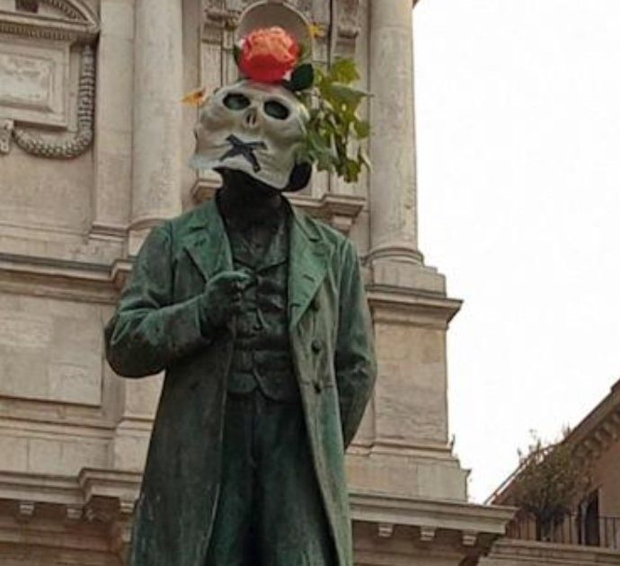 Milano, le statue di Leonardo e Manzoni mascherate con un teschio: episodi anche a Napoli e Venezia, ecco cosa c’è dietro