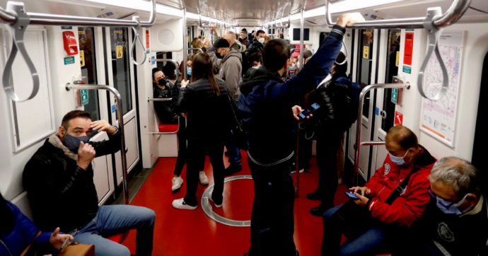 Copertina di Per i pendolari è ancora “una giungla”: nei treni impossibile distanziarsi