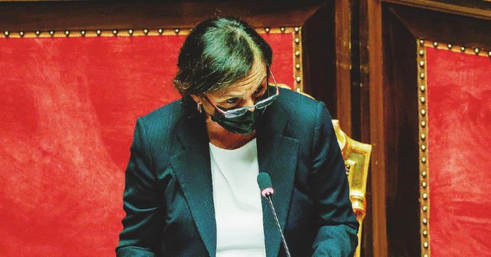 Lamorgese ammette “criticità” con i fascisti e difende le cariche a Trieste. FdI: vada via