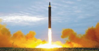Copertina di Corea del Nord lancia un missile balistico che sorvola il Giappone: cittadini invitati a ripararsi nei rifugi. Usa: “Risposta sarà solida”