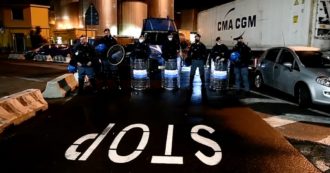 Copertina di No green pass a Genova, la polizia sgombera il presidio al varco portuale di ponte Etiopia. Arrestato un cittadino francese