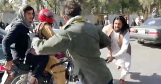 Copertina di Kabul, una troupe di giornalisti viene aggredita dai talebani durante una protesta per i diritti delle donne