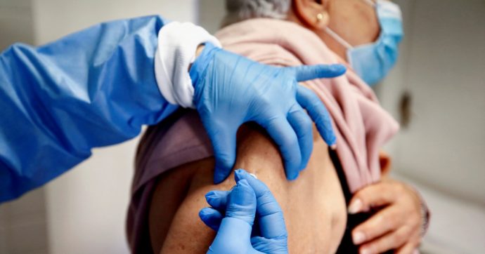 Ravenna, “simulava le vaccinazioni ai pazienti no vax e procurava green pass falsi”: arrestato un medico di base