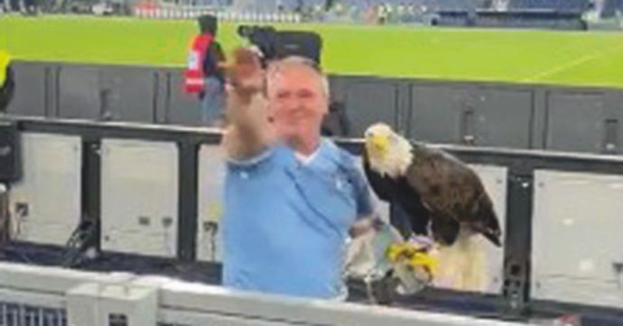 La Lazio sospende il falconiere “fascista”