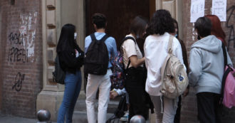 Copertina di Torino, insulti razzisti e botte a una studentessa 14enne davanti alla scuola: “Mi ha chiamato scimmia e mi ha colpito”