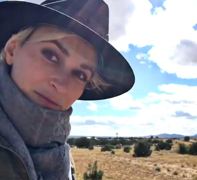 Halyna Hutchins, l’ultimo video della direttrice della fotografia uccisa da Alec Baldwin: “La bellezza di andare a cavallo quando si gira un western”