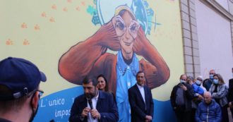 Copertina di Milano, inaugurato il murale in memoria della blogger Fraintesa. Sala: “Nonostante la malattia ha continuato a cercare la bellezza”