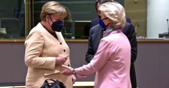 Copertina di Merkel, nessuna trasgressione delle nome anticovid: ecco come reagisce al saluto della presidente Von der Leyen