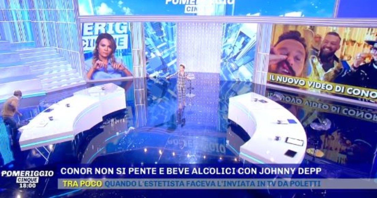 Incidente in diretta a Pomeriggio 5, tavolo frantumato. Barbara D’Urso: “Cerchiamo di non farci male”