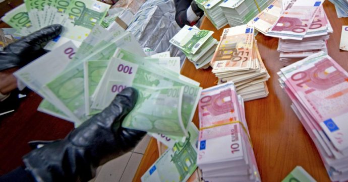 “Porto le mozzarelle ai parenti”. Ma in auto aveva 700mila euro