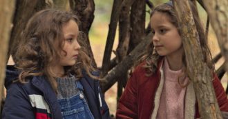 Copertina di Petite Maman, il nuovo film di Celine Sciamma è una fiaba dai lampi magici e dalle radici ancestrali