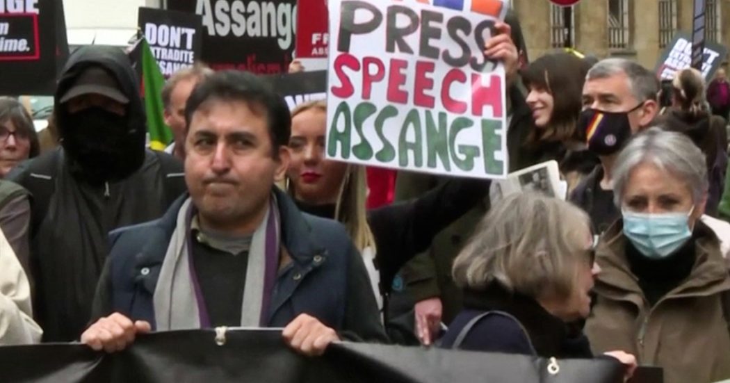 Londra, manifestazione contro l’estradizione di Julian Assange davanti all’Alta corte