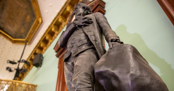 New York sfratta la statua di Jefferson dal Comune: “Era padrone di 600 schiavi”. Trump protesta (ma scivola sulla Storia)