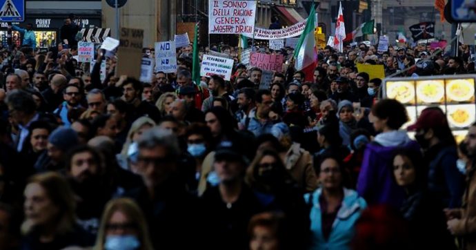 No Green pass, in migliaia al corteo a Milano: marcia per le vie del centro, disagi e tensioni. La giornata di manifestazioni in tutta Italia