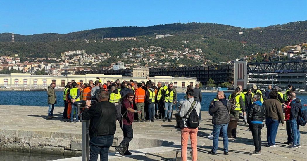 Trieste, il coordinamento della protesta chiede a Patuanelli lo stop a green pass e obbligo di vaccino per sanitari. Lui: “Riferirò in cdm”