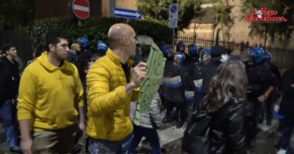 Copertina di No green pass, migliaia in corteo a Milano. Tensione vicino alla Cgil: polizia impedisce il passaggio davanti alla sede del sindacato