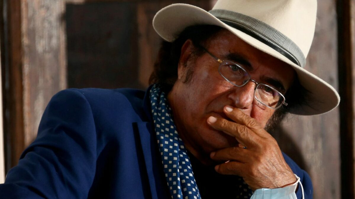 Al Bano bloccato in aeroporto a Venezia, i passeggeri lo implorano: “Canta per noi”, ma dice no per un motivo