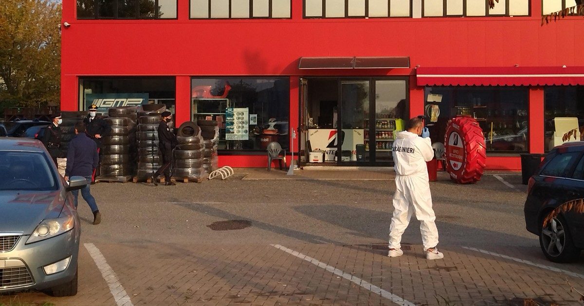 L’ombra della ‘ndrangheta sull’omicidio di Reggio Emilia: colpo in testa al genero del collaboratore di giustizia. È stata un’esecuzione: “È stato fatto inginocchiare”