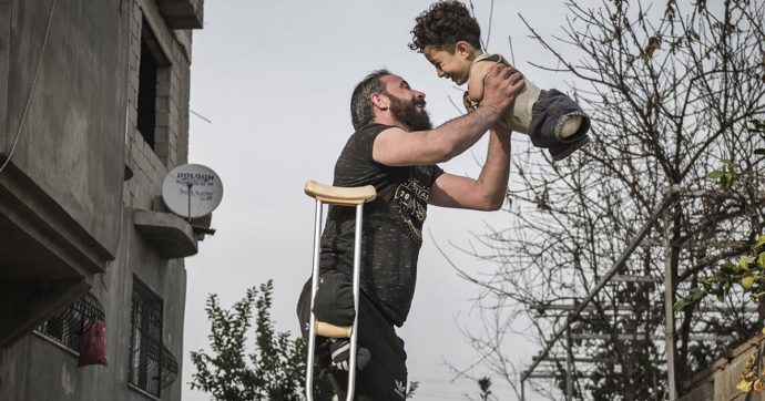 La foto di un padre e un figlio “simbolo” guerra in Siria. Unicef: “Speriamo non ci sia indignazione a intermittenza come con Aylan”