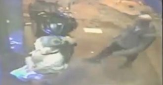 Copertina di Napoli, rapinata al distributore automatico e trascinata con l’auto in strada: il filmato della videosorveglianza