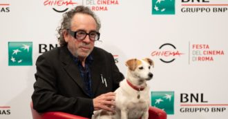 Copertina di Ovazione per Tim Burton e premio alla carriera alla Festa di Roma. Lui si commuove: “Fortunato, ho potuto tradurre i mie sogni nel mio cinema”