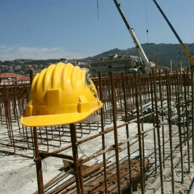 Copertina di Muratore di 24 anni precipita e muore in un cantiere edile a Milano