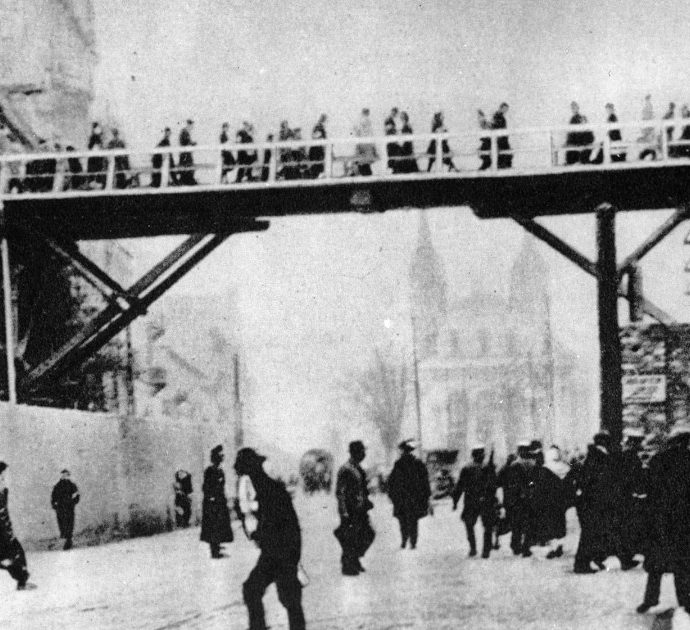 Un buco sotto terra per la sopravvivenza: la storia di Bernard e degli altri 45 nel bunker della villa. Canzoni, giochi, amori, la paura di essere scoperti