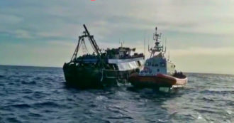 Copertina di Reggio Calabria, la Guardia costiera soccorre 339 migranti a bordo di un peschereccio: il salvataggio