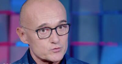 Copertina di “I colossi del Web blocchino le ricostruzioni diffamatorie fatte da Corona su Alfonso Signorini. Infangano la sua reputazione”: gli avvocati del conduttore all’attacco