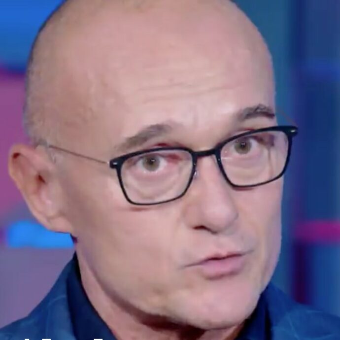 “I colossi del Web blocchino le ricostruzioni diffamatorie fatte da Corona su Alfonso Signorini. Infangano la sua reputazione”: gli avvocati del conduttore all’attacco