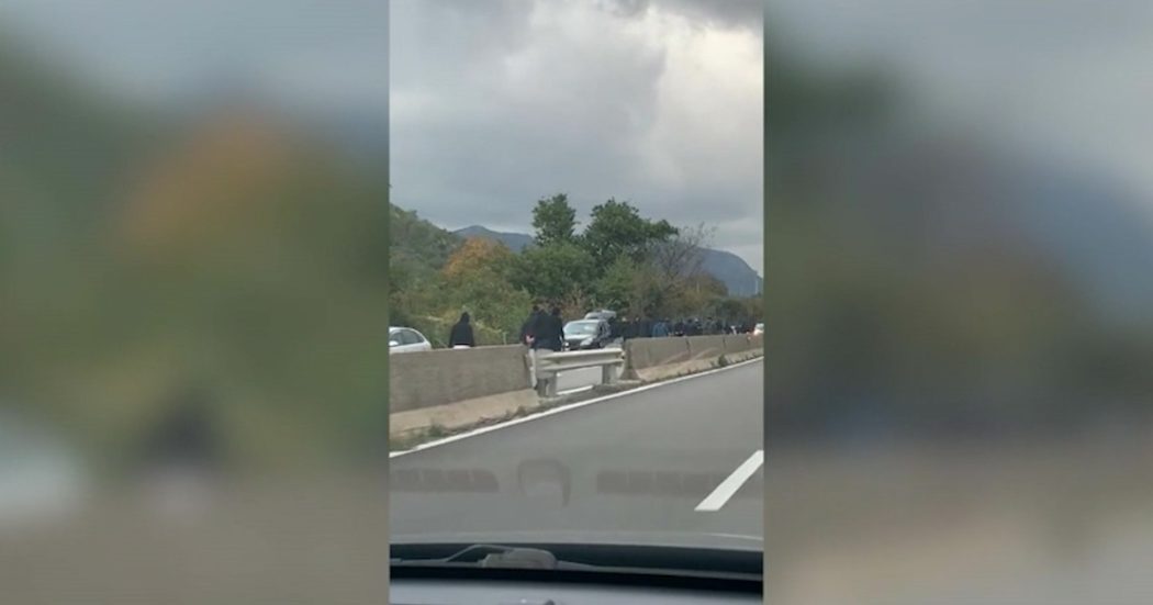 I tifosi della Paganese bloccano il raccordo autostradale dopo la sconfitta con l’Avellino e aggrediscono gli automobilisti – Video