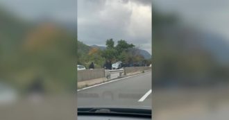 Copertina di I tifosi della Paganese bloccano il raccordo autostradale dopo la sconfitta con l’Avellino e aggrediscono gli automobilisti – Video