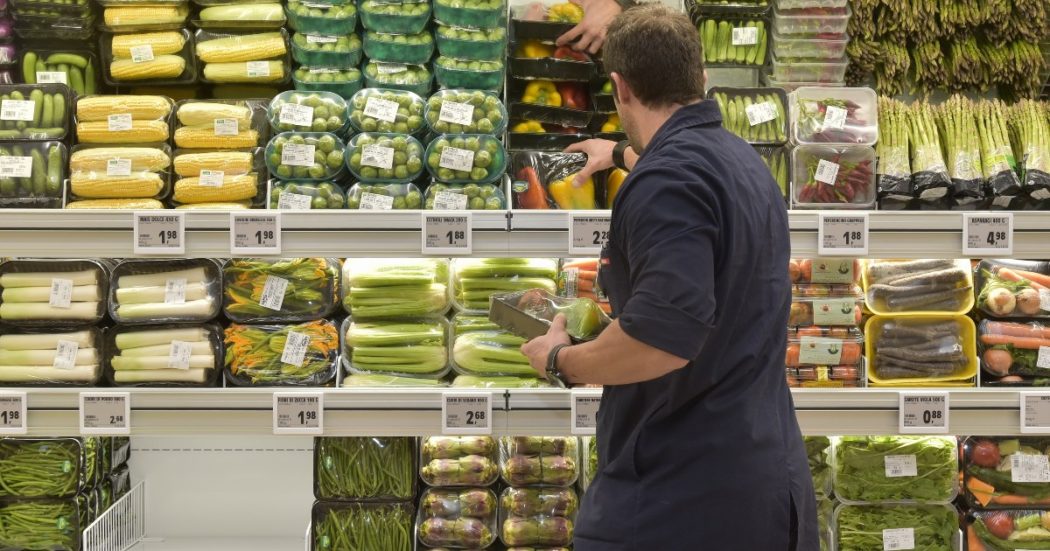 Addio alla plastica? L’Italia rinvia, gli altri accelerano. In Francia vietati imballaggi per frutta e verdura dal 2022, in Spagna dal 2023. E la Germania vara il riuso