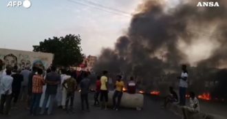 Copertina di Colpo di Stato in Sudan, i manifestanti bloccano le strade a Khartoum dopo l’arresto di alcuni membri del governo – Video