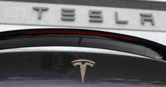 Copertina di Lockdown in Cina, “la Gigafactory di Tesla a Shanghai ha interrotto la produzione per problemi di approvvigionamento”