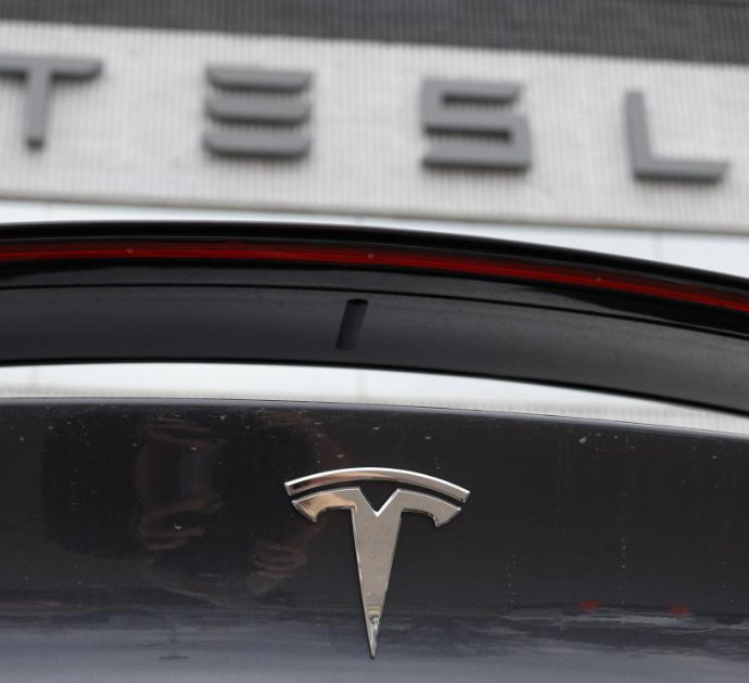Tesla, allarme per il finestrino che schiaccia le mani: richiamate 1,1 milioni di auto