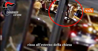 Copertina di Acireale, il nuovo video della rissa scoppiata alla prima comunione: le violenze continuano fuori dalla chiesa