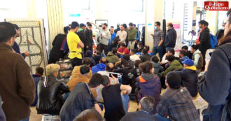 Copertina di A Briançon 200 migranti occupano la stazione ferroviaria, il parroco li accoglie in chiesa per evitare respingimenti: “Lo Stato è assente”