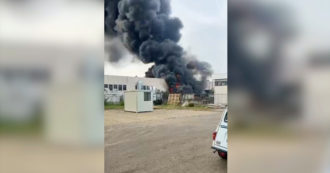 Copertina di Vasto incendio in una ditta orafa ad Arezzo, nube nera e quattro dipendenti intossicati: “Tenete chiuse le finestre” – Video