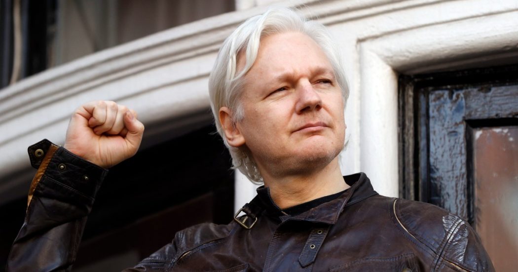 Julian Assange, a Londra via al processo di appello sull’estradizione negli Usa. La compagna: “E’ in condizioni atroci. Rischia la vita”