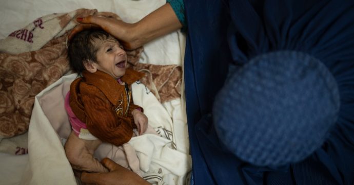 Afghanistan, Save the Children: “8 fratellini morti di fame”. 5 milioni di bambini a rischio carestia. Famiglie costrette a vendere neonati