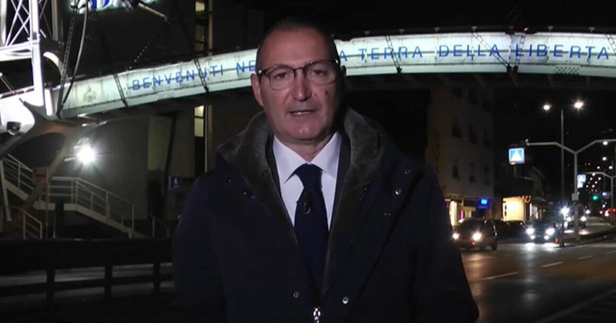 Marco Ferri, il direttore di Fano Tv conduce il tg in strada alla dogana con San Marino: è contrario al Green Pass