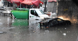 Copertina di Nubifragio a Catania, muore un uomo investito dalla piena: strade trasformate in fiumi. Il sindaco chiude i negozi: “Non uscite di casa”