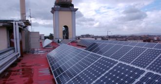 Copertina di Comunità energetiche, gli edifici scolastici al centro del progetto: Roma vuole installare gli impianti green sui tetti delle scuole