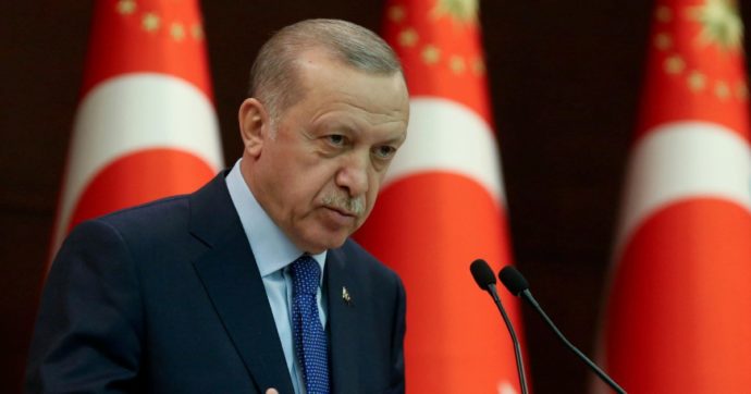 Ucraina, Erdogan verso la chiusura di Bosforo e Dardanelli alle navi belliche russe: “È uno stato di guerra”