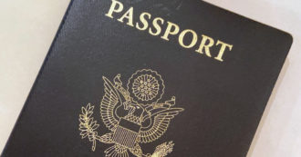 Copertina di Usa, rilasciato il primo passaporto con genere “X” per chi non si identifica come maschio o femmina. Comunità Lgbtqi: “Pietra miliare”