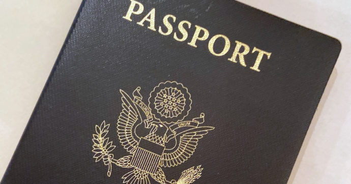 Usa, rilasciato il primo passaporto con genere “X” per chi non si identifica come maschio o femmina. Comunità Lgbtqi: “Pietra miliare”