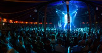 Copertina di Alice! In Wonderland, a teatro dal 9 dicembre: ecco dove sarà e quali meraviglie si potranno vedere