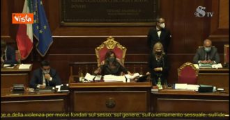 Copertina di Ddl Zan, tensione in Aula al Senato. Casellati riprende Santangelo (M5s): “Non faccia gesti, è un gran maleducato”